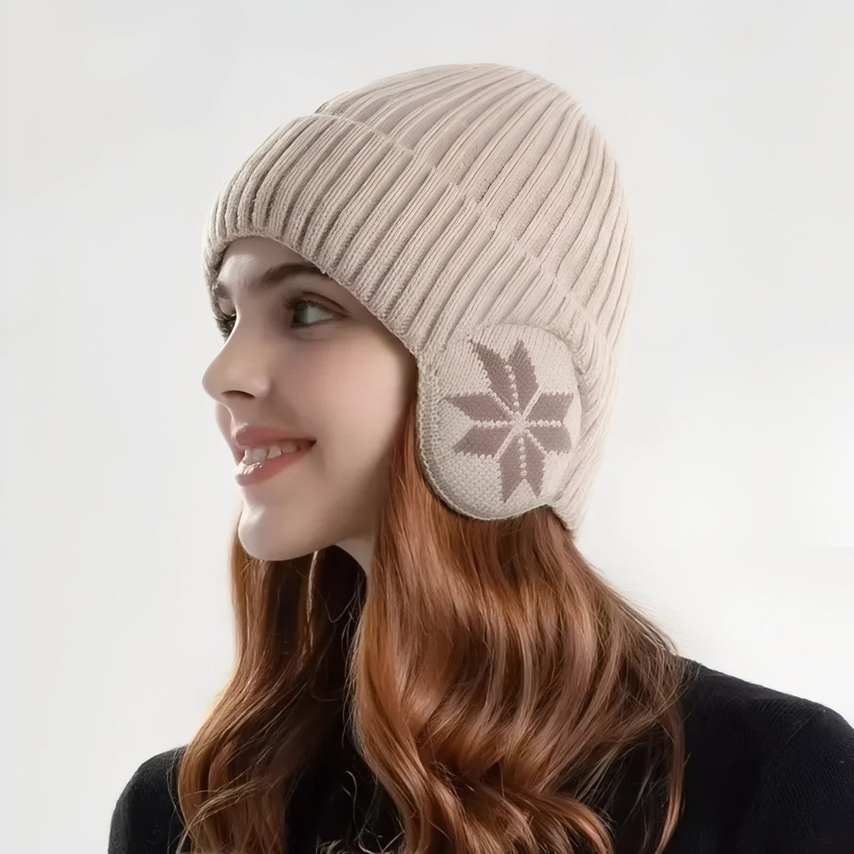 Bonnet Cache Oreille Femme portée sur la tête - Beige - Bleu Marine - Gris - Marron - Noir