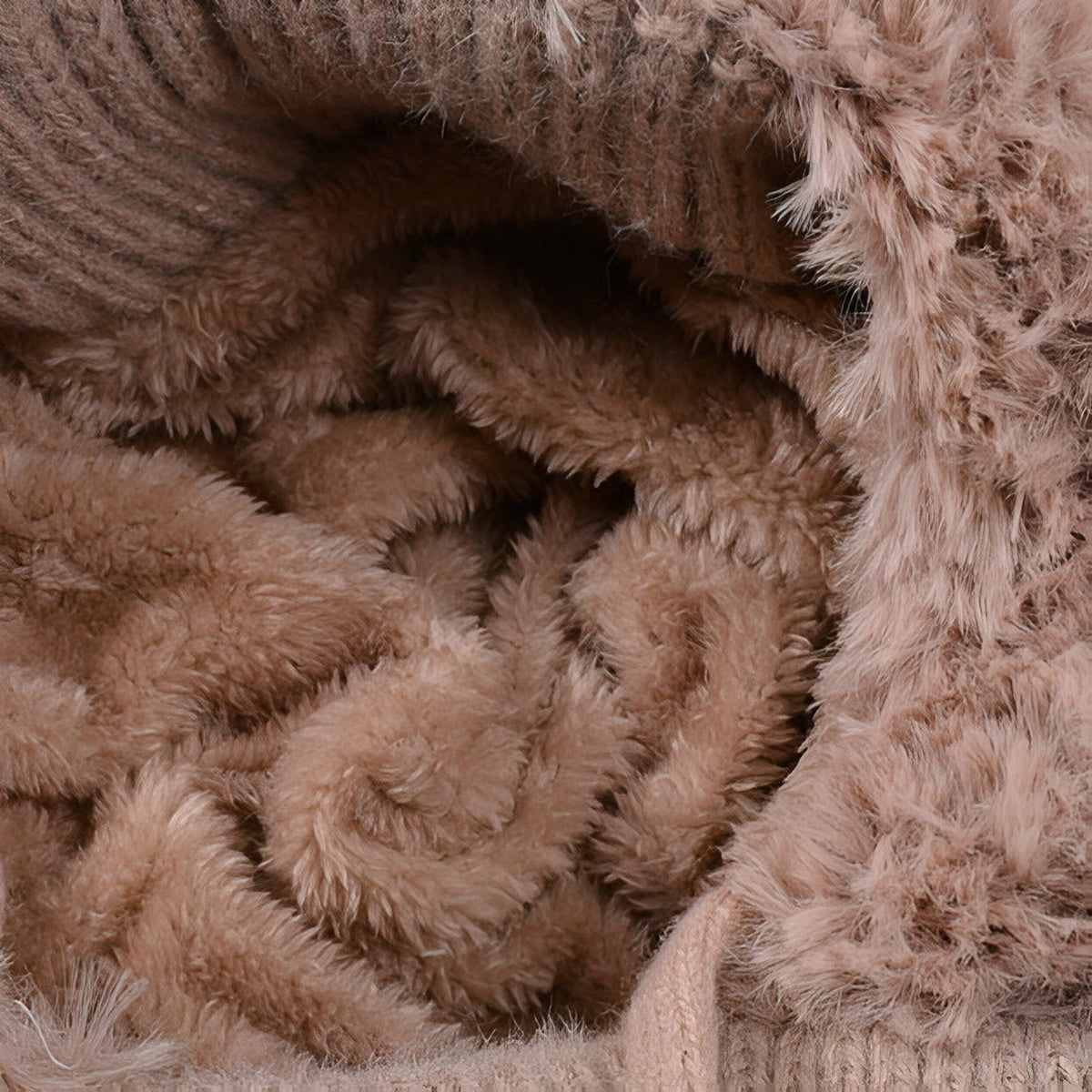 Cagoule Femme Hiver gros plan texture douce - Marron - Noir - Blanc Crème - Rose Poudré - Gris Clair - Beige