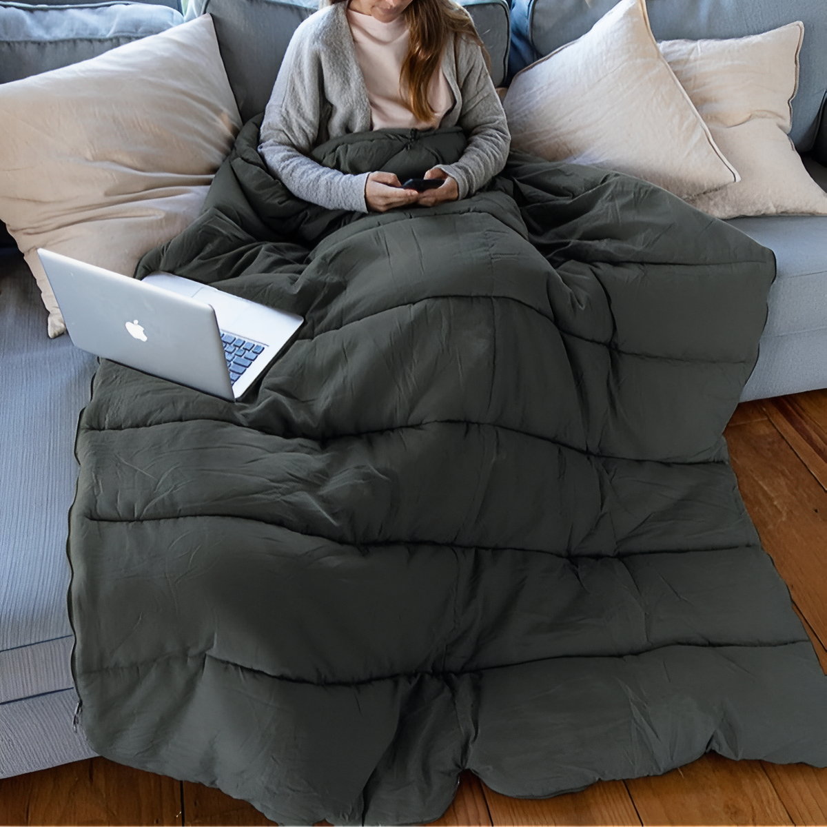 Sac De Couchage Été Léger & Compact mise en situation sur canapé - Vert Olive - Bleu Foncé - Gris Foncé