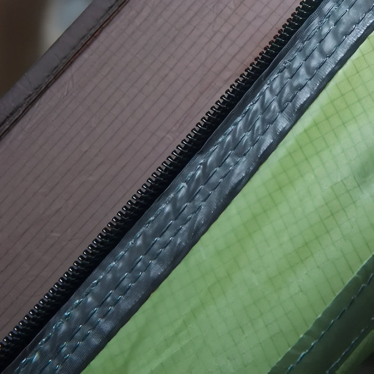 Tente Dôme 2 Places gros plan fermeture zippée - Jaune et Gris - Vert Olive et Jaune