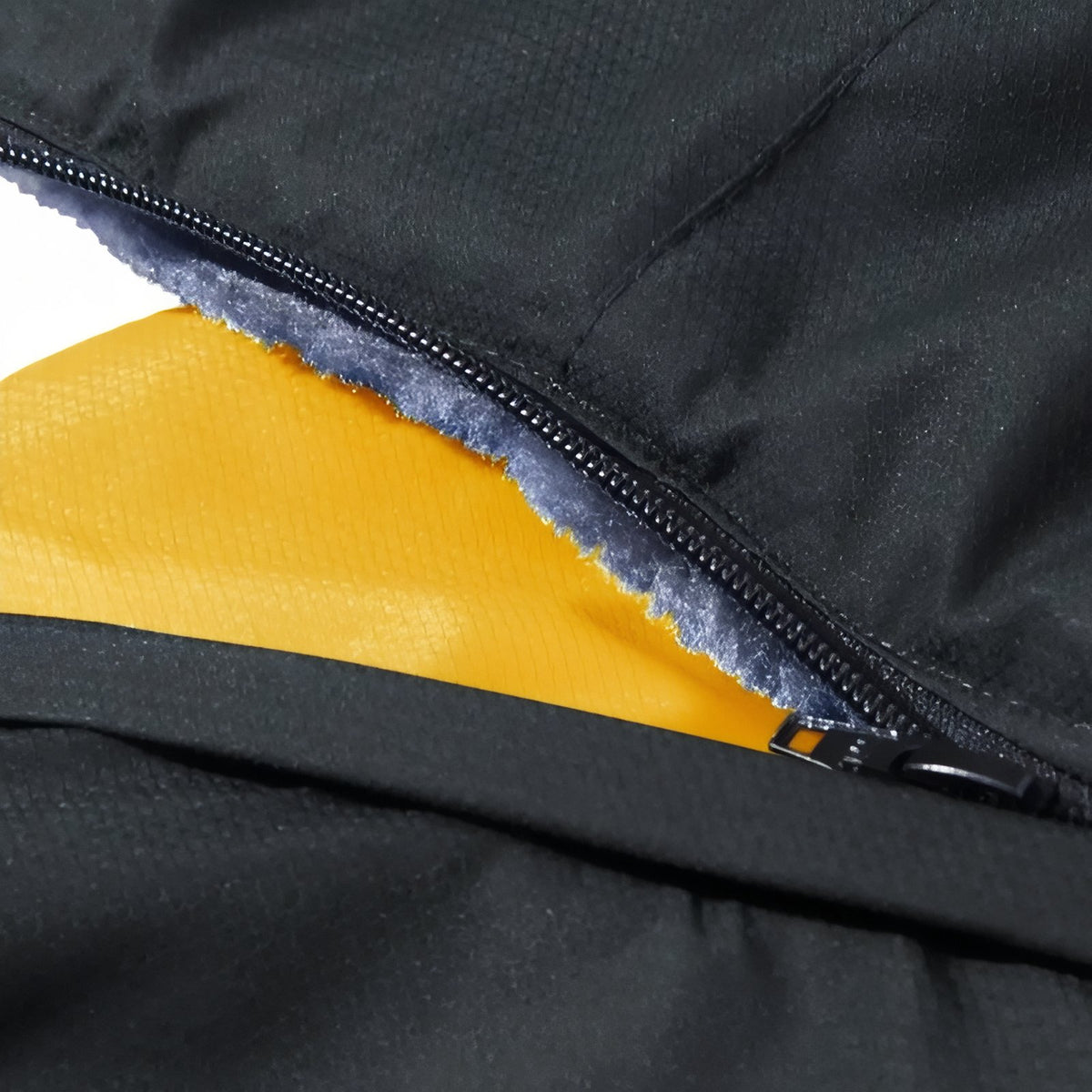 Veste Chaude Randonnée Homme gros plan fermeture zippée - Vert Fluo - Blanc - Bleu Marine - Rouge - Gris Anthracite - Bleu - Marron - Gris Clair - Noir - Noir et Gris - Beige - Vert Olive - Jaune - Vert Foncé