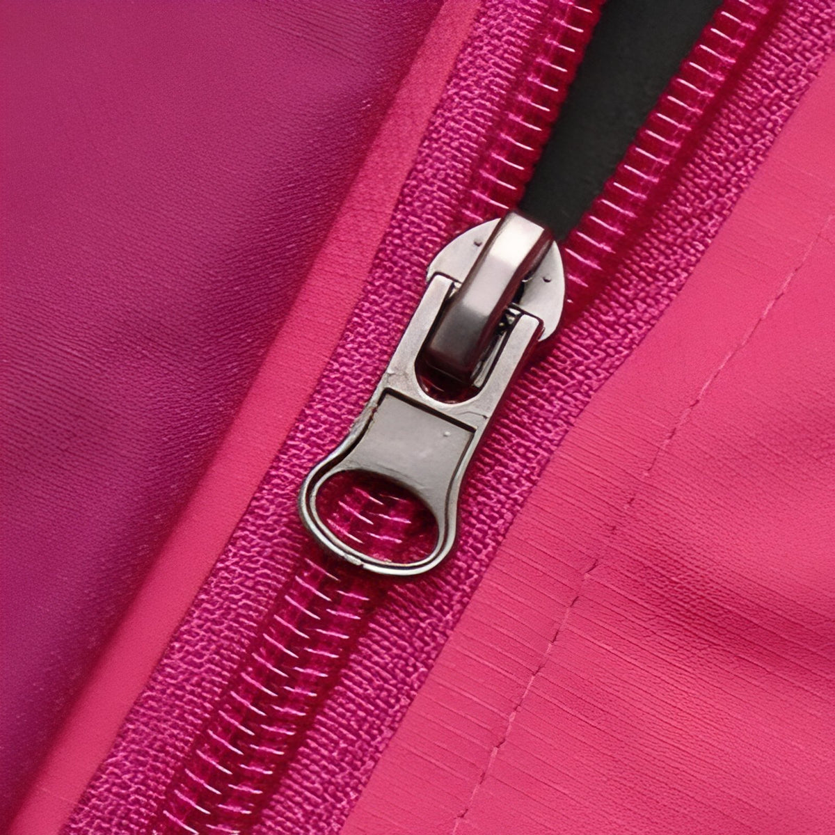 Veste Randonnée Femme Imperméable Et Respirante gros plan fermeture zippée - Rose Fuchsia - Rouge - Noir - Violet - Vert